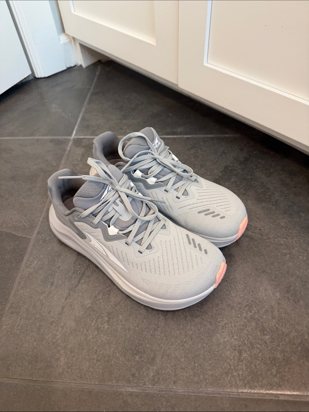 Altra paradigm 8 Women's Lightweight Gray Running Shoes with Pink Accent - Picture 2 of 6